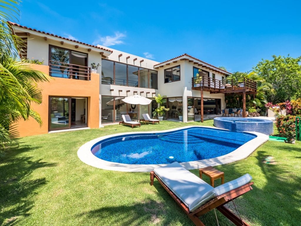 La Serenata 6 garden pool with sun loungers on the lawn — Punta Mita Nayarit, Mexico
