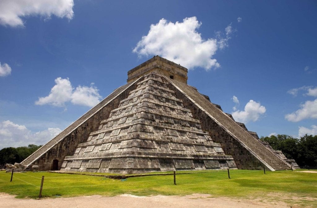 The stepped pyramid of El Castillo at Chichén Itzá under an open sky