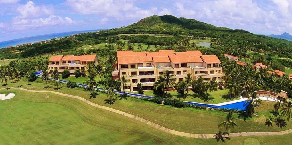 Vista panorámica del edificio de condominios Las Terrazas con piscina, exuberantes jardines tropicales y campo de golf en Punta Mita