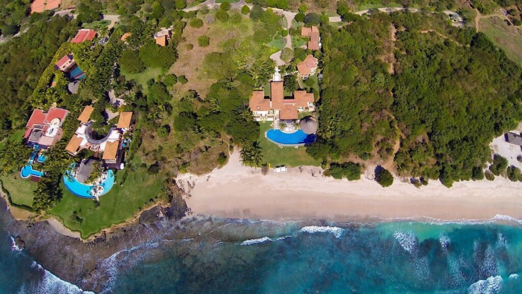 Vista aérea de El Banco Estates mostrando las propiedades frente a la playa Casa Tres Soles y Casa la Vida Dulce