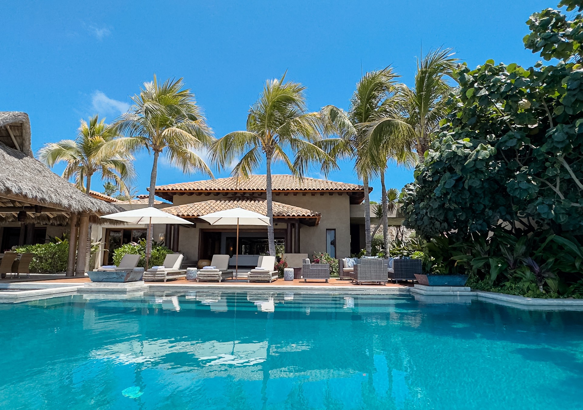 Welcome to Casa Entre Rocas, a luxurious haven nestled in the heart of Punta Mita. This exquisite property epitomizes elegance and comfort, offering a unique blend of luxury and simplicity.
