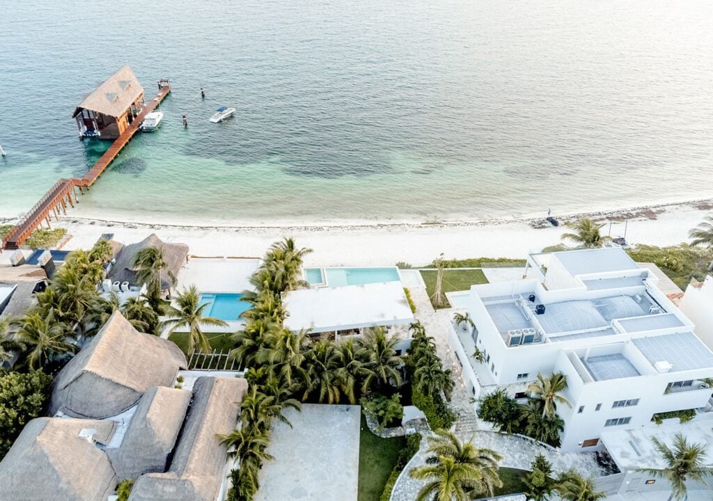 Casazul aerial view of the white villa, pool, beach and pier pavilion — Cancun, Mexico