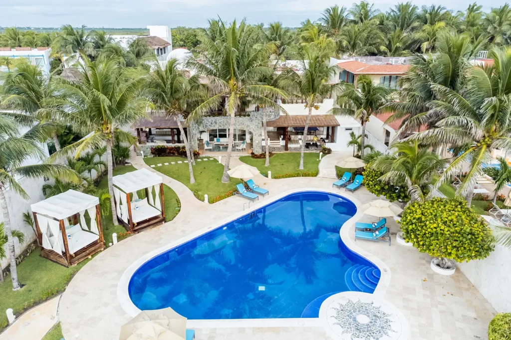 Villa Corona aerial view of the curved pool, lawn and palm trees — Puerto Morelos, Mexico
