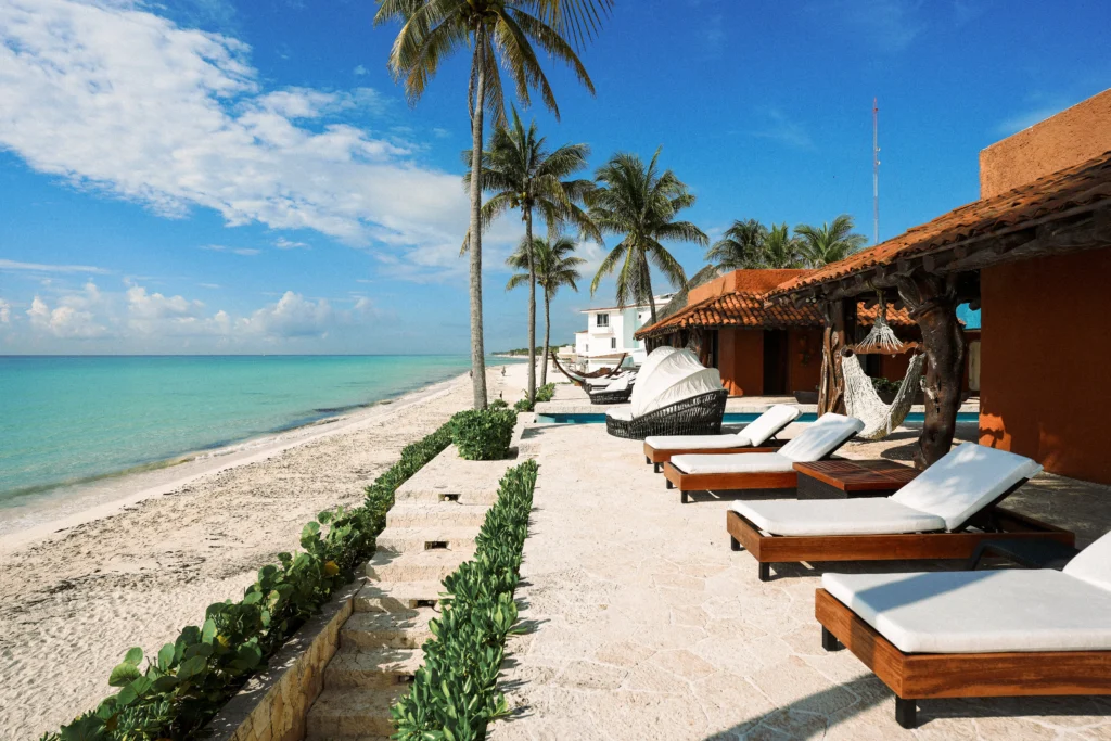 Casa Corazon sun loungers lining the beachfront path by the sea — Playa del Carmen, Mexico