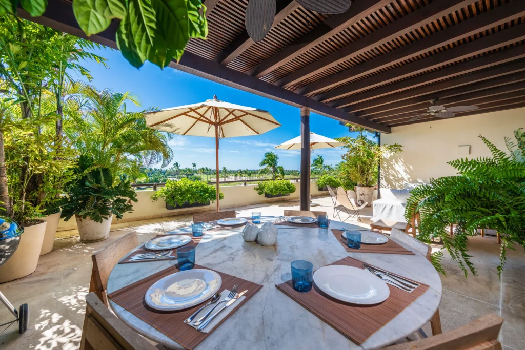 Penthouse Golf terrace with set round dining table beneath a pergola and palms — Punta Mita Nayarit, Mexico