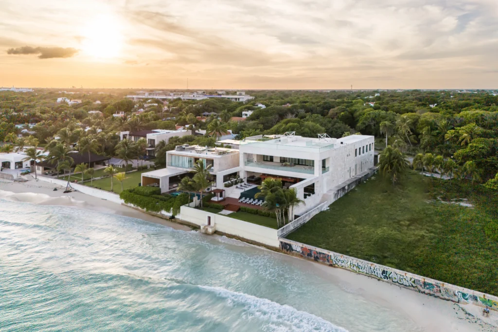 Casa Nube Blanca aerial sunset view of the villa, lawn and sandy shoreline — Playa del Carmen, Mexico