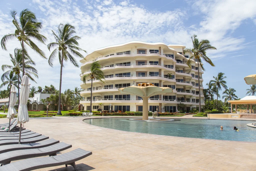 Condo Quinta del Mar pool and fountain below the curved exterior — Punta Mita Nayarit, Mexico