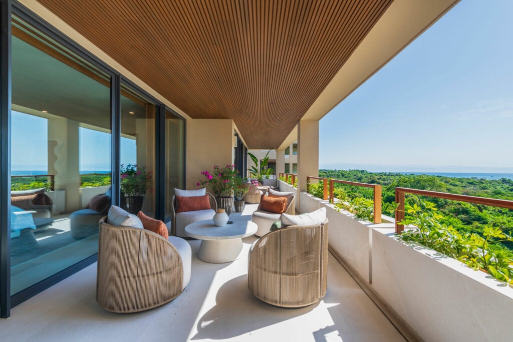 Condo Surf Sea Streich covered terrace with woven armchairs and round coffee table — Punta Mita, Mexico