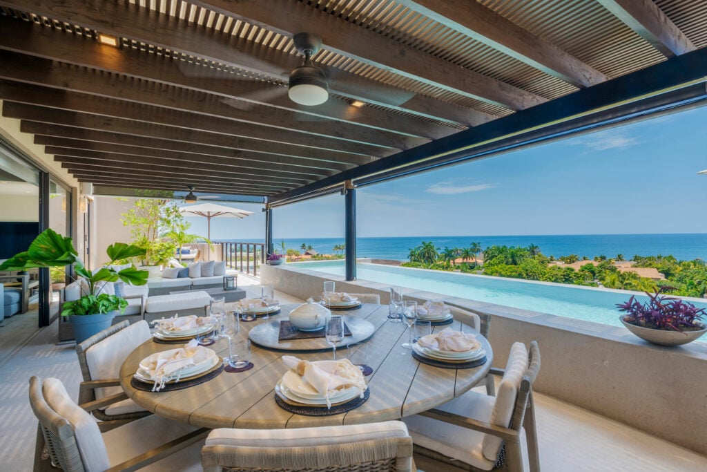 Condo Amate covered terrace dining set overlooking infinity pool and ocean — Punta Mita, Mexico