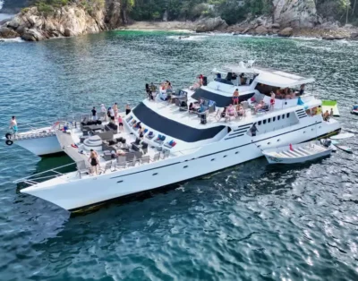 Yate de lujo anclado en una exuberante costa cerca de Santuario Yelapa México Wellness & Yoga Retreat. Rodeado de tranquilas aguas azules.