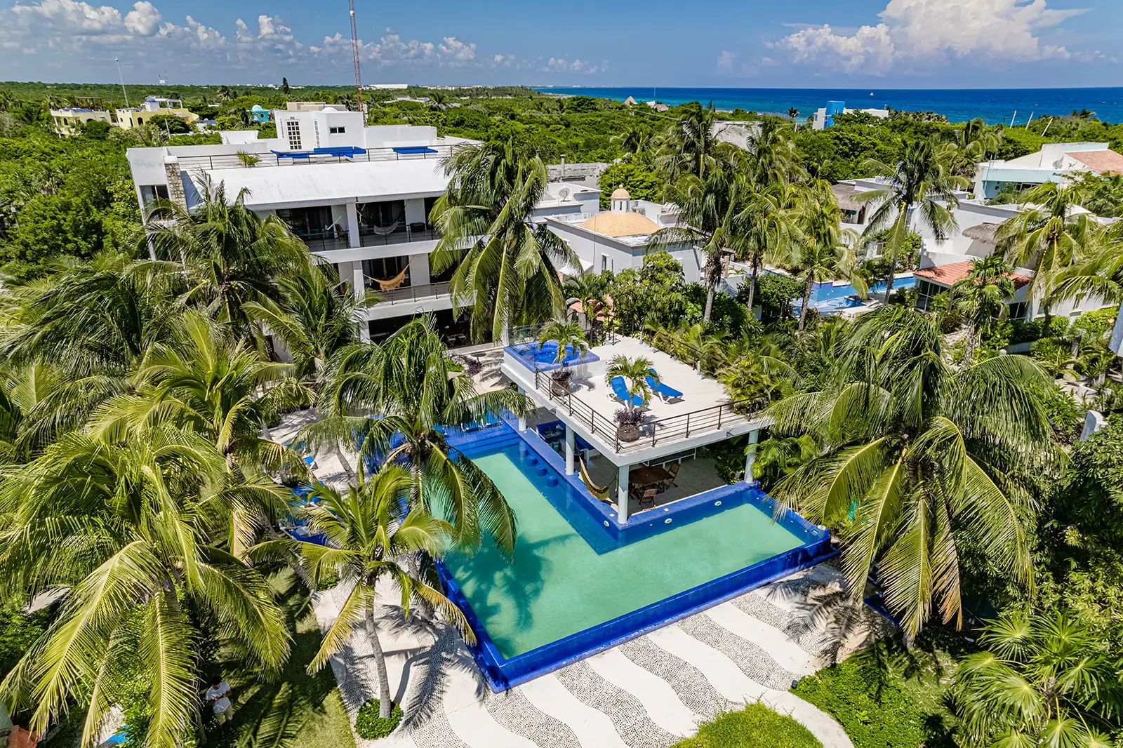 Villa Bellamar aerial view of oceanfront villa, pools and jungle — Half Moon Bay, Akumal, Mexico