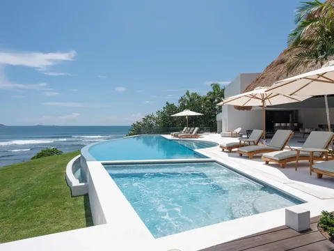 The infinity pool and terrace of Casa Akai above the Pacific on the point of La Punta Estates, Punta Mita